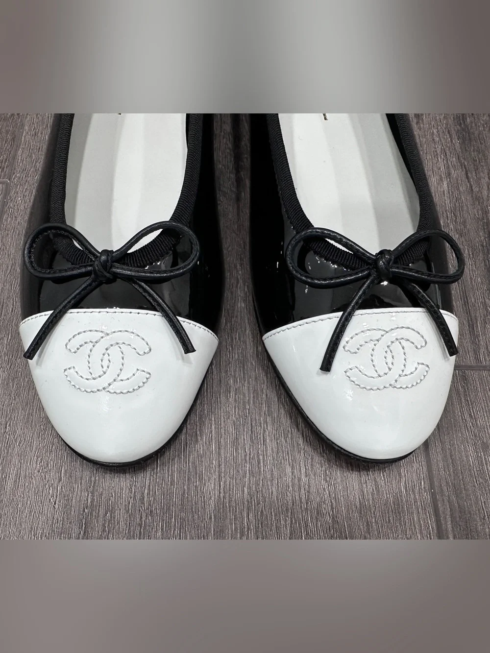 NEW 2026 CHANEL BLACK PATENT LEATHER WHITE CC LOGO CAPTOE BALLET FLATS 38.5C